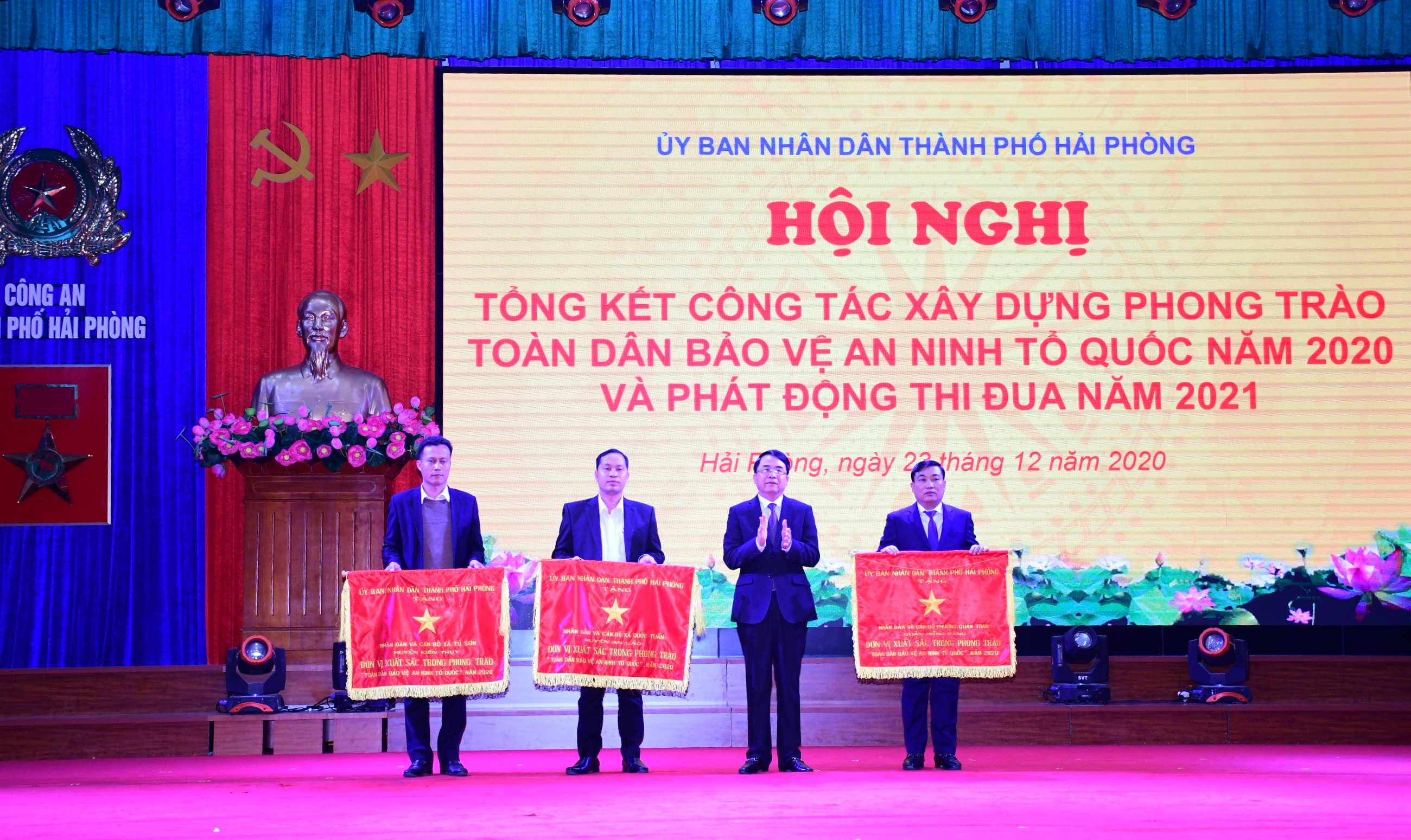 Đồng chí Lê Khắc Nam - Phó Chủ tịch UBND thành phố, Trưởng Ban Chỉ đạo 799 thành phố trao Cờ thi đua